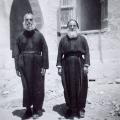 Μοναχοί έξω από το Μοναστήρι του Προφήτη Ηλία.